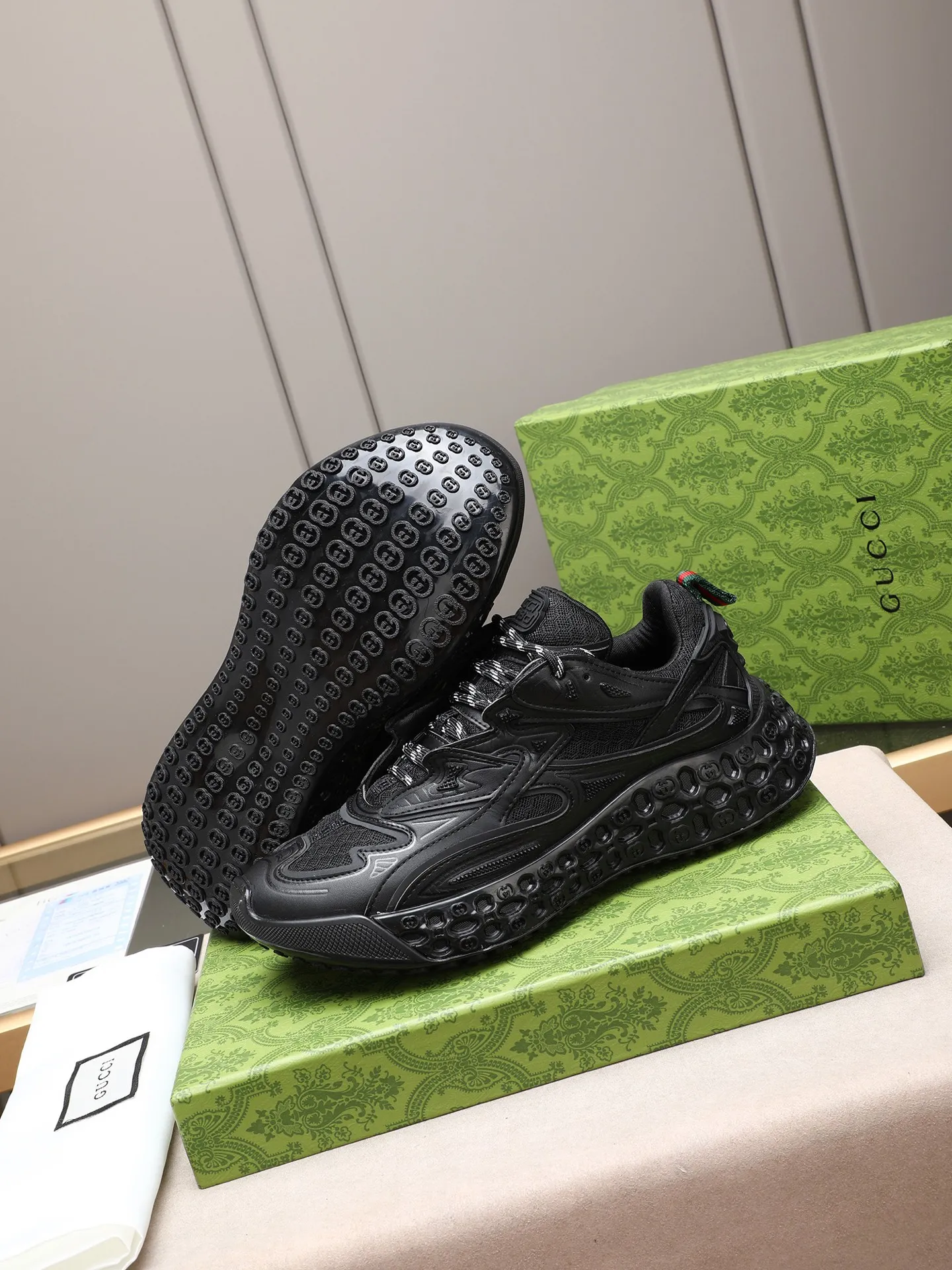 Men's men's shoes 💰660 Gucci Ri men's shoes 💰le series 2025 casual sports shoes, buy the original and accurately reproduce it! Restore the quality of details, Gucci Ri men's shoes 💰le series sports shoes are made with innovative stitching technology to create a flowing texture like water. The cowhide leather is paired with three-dimensional interlocking Double G leather patches and Gucci letter accessories, creating a free flowing texture of the entire shoe with a 3D effect. A classic and versatile piece that feels super comfortable on your feet! 38-44 (45 customized)